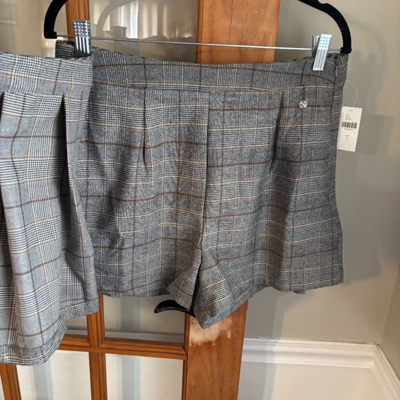 Dizzy Lizzy Pleated Wrap Skort SZ: Large - Picture 5 of 11